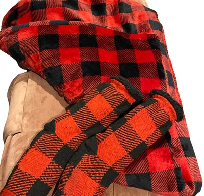 Manta a cuadros roja negra búfalo con calcetines a juego Sherpa polar 68” x 51” Foto 1 de 4