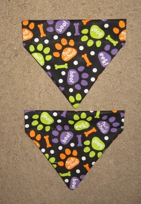 Bandana de cachorro com estampa de patas de Halloween Boo Trick or Treat - 5 tamanhos XS-XL - Imagem 1 de 2