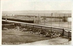 REAL PHOTO POSTCARD OF THE BOWLING GREEN, MILFORD ON SEA, HAMPSHIRE - Picture 1 of 2