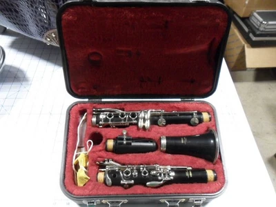 Bonito CLARINETE YAMAHA Modelo YCL-26 con Estuche Rígido Foto 1 de 4