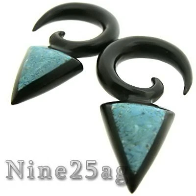 ПАРА РУПОРНЫХ 12 г (2 ММ) СПИРАЛЬНЫХ ВИЛОК ПЛЕМЕННАЯ ИНКРУСТАЦИЯ ИЗМЕЛЬЧЕННЫЕ БИРЮЗОВЫЕ КРЮЧКИ ВИЛКА  - Изображение 1 из 3