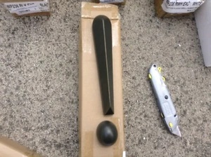 Monograma letra alfabeto placa pequeño signo de exclamación bronce colgante madera - Imagen 1 de 4