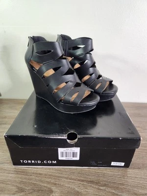 Zapatos de tacón de cuña con plataforma enjaulada negros tórridos - talla 9,5 de ancho Foto 1 de 4