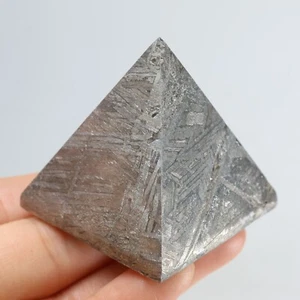 224g Meteoritenpyramide, Naturmeteoritenschnitzerei Meteoritenkegel AB88 - Bild 1 von 8