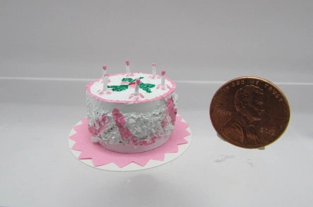 Pastel de feliz cumpleaños miniatura para casa de muñecas con velas rosa IM65105 Foto 1 de 1