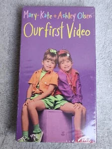Mary Kate and Ashley Olsen Our First Video VHS 1993 Vintage NEW Sealed Rare - Foto 1 di 6