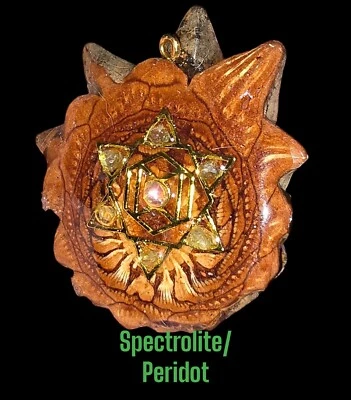 Perilla mediana con calcomanía dorada y colgante de cámara espectrolite de 3 mm Foto 1 de 3