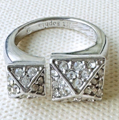 Anillo Vintage Talla 9 Lia Sophia “Tulum” Tono Plata Cristales Doble Forma Pirámide Foto 1 de 4