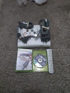 Pakiet konsoli Microsoft Xbox 360 biały kontroler bezprzewodowy i 2 gry