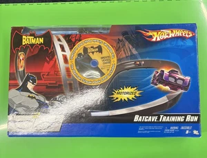 Mattel Hot Wheels The Batman Batcave Training Run Race Track & Batmobile - Picture 1 of 10