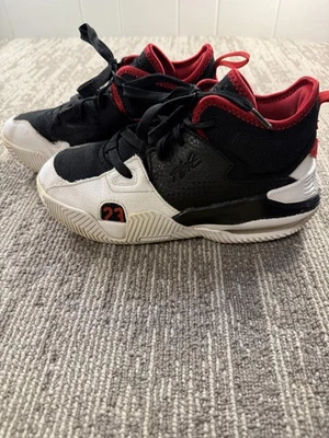 Jordan Stay Loyal 2 Zapatos Juveniles Talla 4.5Y Negro Blanco Rojo Air Max Baloncesto Foto 1 de 4