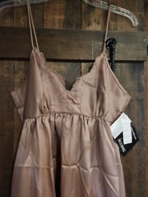 Lencería De Colección Nuevo de Lote Antiguo Lirio de Francia Larga Marrón Satén Flor Bordada Pequeña Foto 1 de 4