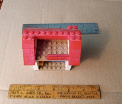 Casa LEGO vintage techo rojo paredes blancas abiertas por un lado Foto 1 de 4
