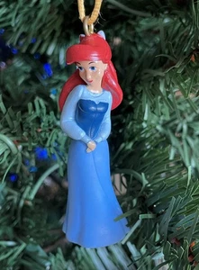 PERSONALIZADO Disney Tierra del Mar Princesa ARIEL LA SIRENITA Adorno de Navidad PVC - Imagen 1 de 4