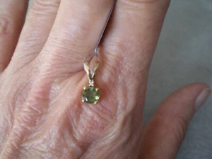 Mandrare Green Apatite round pendant, 0.52 carats, 0.62 grams of 9k yellow gold - Picture 1 of 10