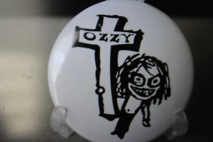 OZZY BUTTON - Bild 1 von 2