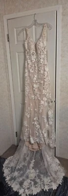 Vestido de novia de encaje crema Allure. Incluye velo catedral Foto 1 de 4