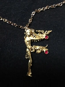 NUEVO EN CAJA Collar Alfabeto Erte Chapado en Oro, Gemas Rojas, Letra F - Art Deco - Imagen 1 de 4