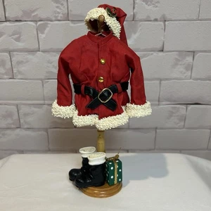Clothtique Style Weihnachtsmann Anzug & Stiefel auf Holz Garderobe Figur Weihnachtsdeko - Bild 1 von 6