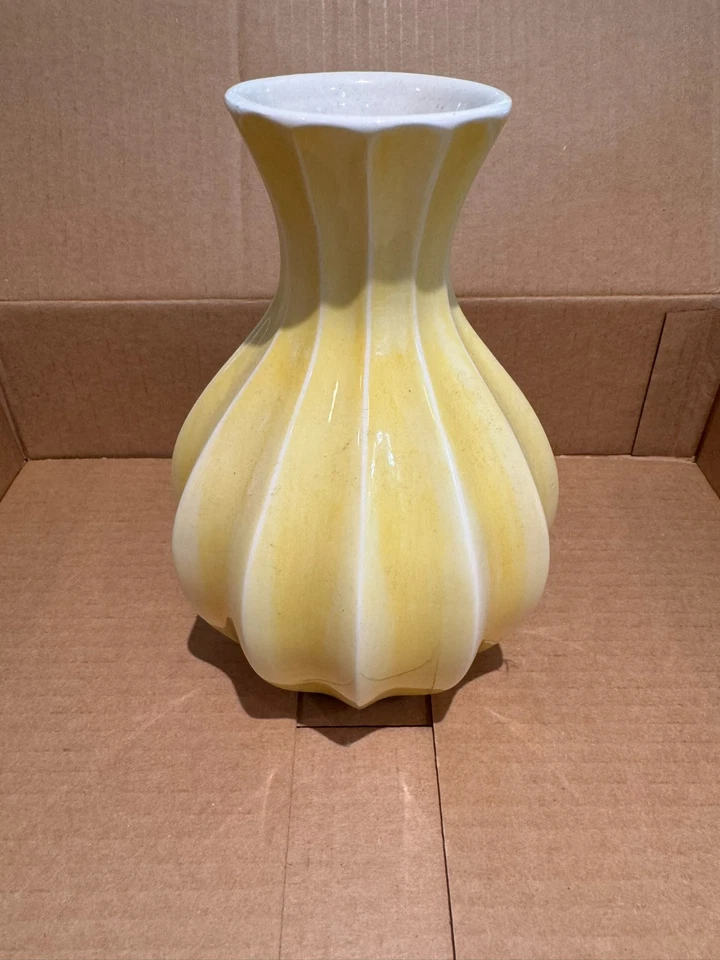 Jarrón de cerámica amarillo estilo vintage con diseño de pétalos estriados - moderno de mediados de siglo  Foto 1 de 1