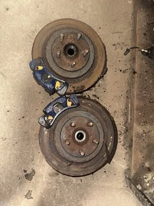 Bujes traseros con pinzas de freno y discos Subaru Legacy GTB BG5 - Imagen 1 de 2