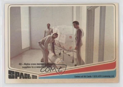 1976 Espacio: 1999 miembros de la tripulación Alpha trayendo suministros a un extraterrestre herido #48 0b7 Foto 1 de 3