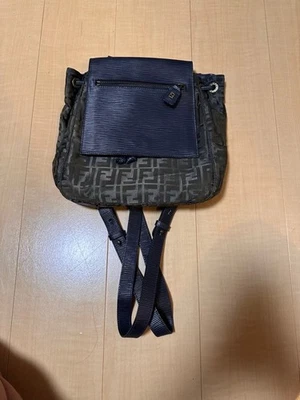 Mochila FENDI con logotipo de patrón de zucca dorada resistente de nailon con logotipo azul marino de Japón Foto 1 de 4