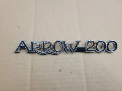 Plymouth OEM 1976-1980 Flecha 200 guardabarros delantero emblema insignia logotipo nombre B061687 Foto 1 de 3