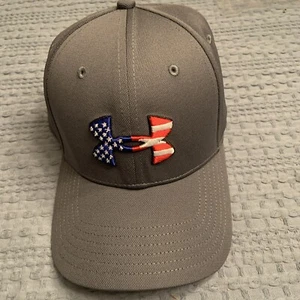 Cappello Berretto Uomo Under Armour Freedom Blitzing Flex Fit Bandiera USA Grigio Pece L/XL - Foto 1 di 5