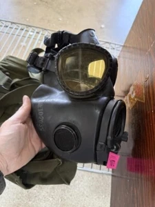 Vintage US Military Gas Mask W/ Bag - Picture 1 of 2