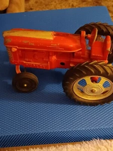 Hubley Manufacturing Red Diecast Toy Tractor , International Harvester 1:16. A - Picture 1 of 6
