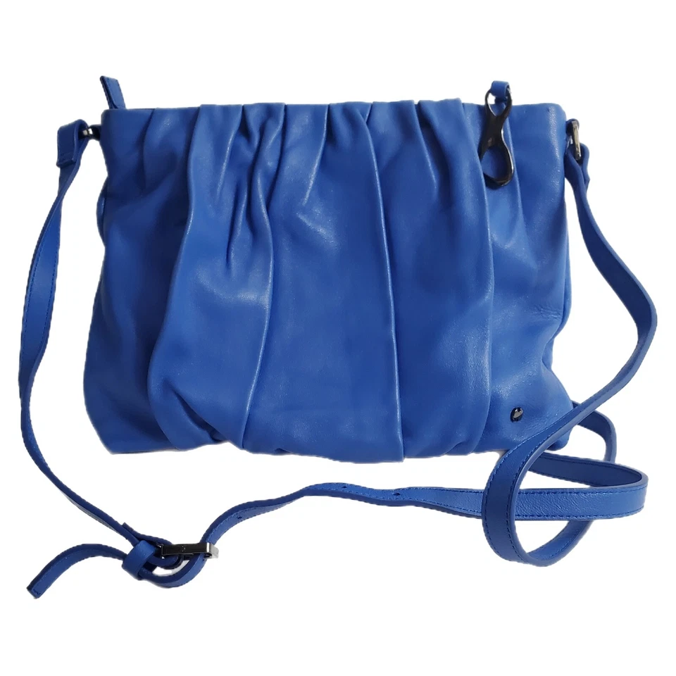 Bolsa tiracolo Halston Heritage Elsa safira franzida couro azul cobalto  - Imagem 1 de 4