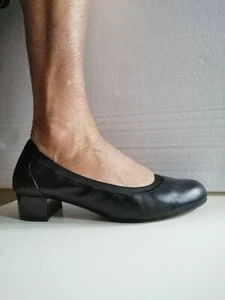 CLARKS LADIES SIZE 4 uk BLACK HEELED COURT SHOE Excellent condition - Picture 1 of 11