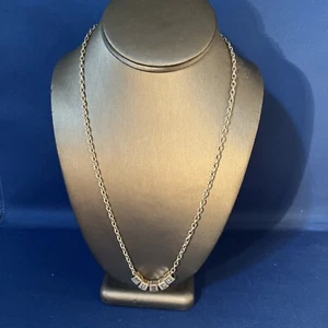 COLLANA KREWE OF MUSE LETTERA BLOCCO TONO ARGENTO - Foto 1 di 4