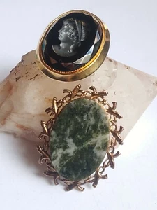 Vintage 60er Jahre grüne Serpentin Flachstein Brosche + tiefschwarze Glaskamee Brosche - Bild 1 von 9