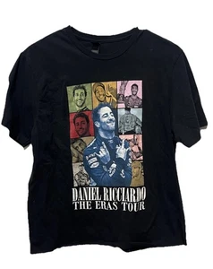 Daniel Ricciardo 2024 Eras Tour F1 T-Shirt schwarz Gr. M Medium (LESEN) - Bild 1 von 3