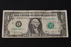 Billete estrella de $1 dólar - tamaño de funcionamiento bajo 250 k - difícil de encontrar 2017 SN K 03268923* - Imagen 1 de 2