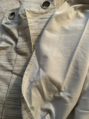 遮光窗帘套装 2 36.5 英寸 X 83 英寸面霜状况完好金属孔眼 — 第 1/4 张图片