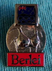 SYDNEY OLÍMPICOS 2000 PATROCINADOR BERLEI SUJETADOR BANDERA PLATA ANILLOS TROFE PIN - Imagen 1 de 1