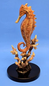 SPI Gallery Cavalluccio Marino con Corallo Firmato Ottone Massello 12" Scultura Base Marmo Usato in Ottime Condizioni - Foto 1 di 13