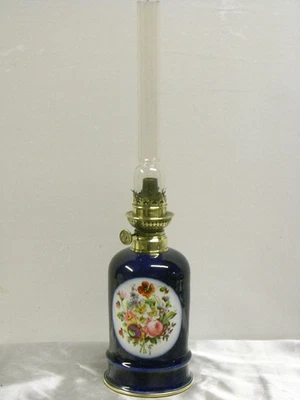 ANCIENNE LAMPE PÉTROLE PORCELAINE BLEU SEVRES COBALT VALENTINE BAYEUX OIL LAMP - Photo 1/4