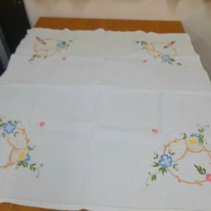 Vintage White Hand Embroidered Tablecloth Floral Linen 82 x 84cm - Picture 1 of 5