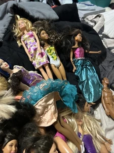 ENORME LOTE DE MUÑECAS Mattel Barbie de 16 colecciones mixtas de diferentes épocas con ropa - Imagen 1 de 4