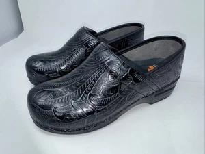 Zueco para mujer Dansko XP 2.0 grabado floral charol talla 39 UE - talla 8,5 EE. UU. - Imagen 1 de 9