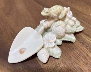 Colección Lenox China Treasures, miniatura, rana en parche de fresa. Usado en excelente estado - Imagen 1 de 10