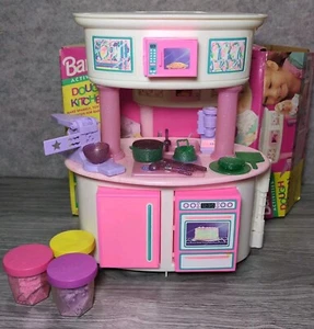 Vintage Barbie Küche Spielknete Aktivitäten komplett mit Box Möbel - Bild 1 von 11