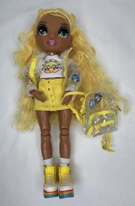 Rainbow High Jr High Sunny Madison con Mochila Muñeca Junior Amarilla - Imagen 1 de 15
