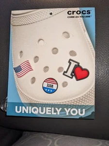 Autentica confezione da 3 Jibbitz - bandiera americana USA, pulsante VOTA, I Heart (Love) nuova con scatola - Foto 1 di 2