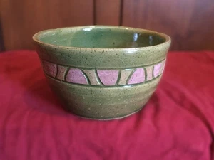 "MK pottery" rustikale erdige grüne Glasur und rosa moderne Studiokeramik Schale - Bild 1 von 12