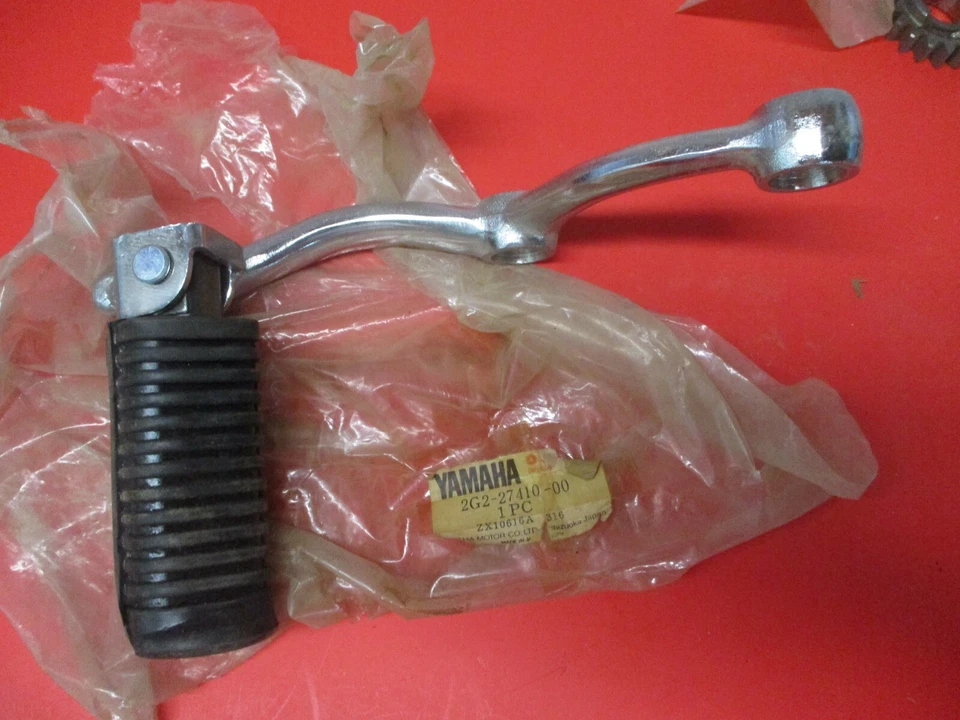 NOS NEW ORIGINAL OEM YAMAHA XS850 XS750 FRONT LEFT FOOTREST 2G2-27410-00 - Image 1 of 1